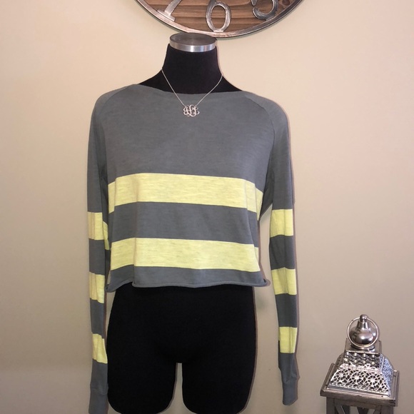 PINK Victoria’s Secret long sleeve crop top EUC!! - Picture 4 of 8